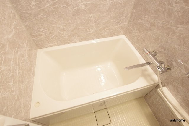 ブリリアントジュネス本町 仲介手数料無料の浴室