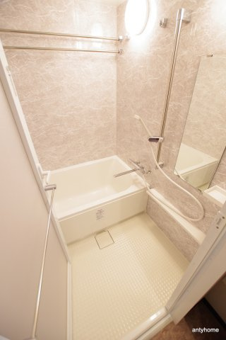 ブリリアントジュネス本町 仲介手数料無料の浴室