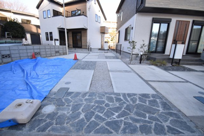 【駐車場】 | 日野市新町3丁目　新築戸建　全4棟　3号棟 | 前面道路は閑静な住宅地の通りとなるため、車通りは多くありません。 安心して車庫入れ可能。