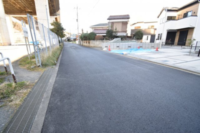 【前面道路含む現地写真】 | 日野市新町3丁目　新築戸建　全4棟　3号棟 | JR日野駅から徒歩12分の立地ながら、エントランス前面は車通りも少なく、お子様の通学も安心です。