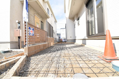 【駐車場】 | 立川市羽衣町3丁目　全2棟　1号棟 | 前面道路は閑静な住宅地の通りとなるため、車通りは多くありません。
安心して車庫入れ可能。