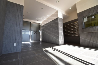 【エントランス】 | ソフィア立川昭和記念公園 | オートロックも完備しており、防犯対策もバッチリ！明るいエントランスで安心。