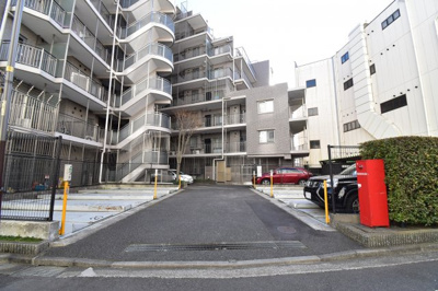 【駐車場】 | ソフィア立川昭和記念公園 | じゅうぶんな台数が確保された敷地内のカースペース。広さも確保され運転が苦手な女性でも楽々駐車。