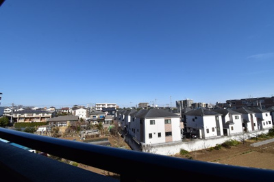 【展望】 | ライオンズガーデン武蔵砂川 | 景色を遮るものがないと、陽の光を長い時間浴びられます。空気も澄んでいるように感じますね。