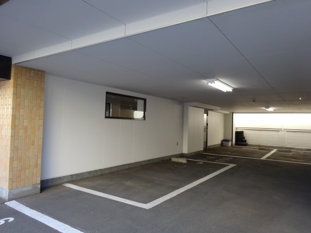 マンションストークの駐車場