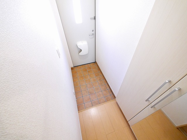 ジェルメ中山Ｂの玄関|収納もある玄関です