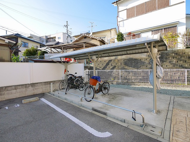 ジェルメ中山Ｂのその他共用部分|屋根付き駐輪場スペース完備です