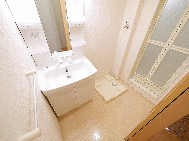 ジェルメ中山Ｂの洗面所|ゆったりとスペースのある洗面所