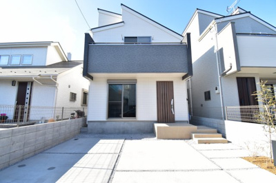 【駐車場】 | 新築戸建て　小平市上水新町１丁目　１号棟 | 車好きのパパにはうれしい広さのヵースペース、休日には自慢の愛車を思う存分メンテナンス。