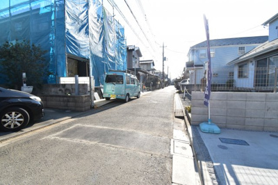 【前面道路含む現地写真】 | 新築戸建て　小平市上水新町１丁目　１号棟 | 前面道路は閑静な住宅地の通りとなるため、車通りは多くありません。 安心して車庫入れ可能。