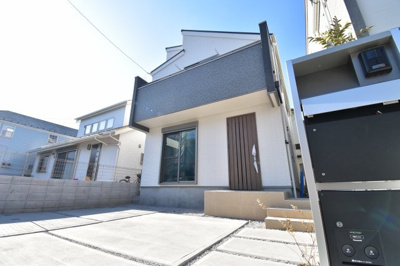 【外観】 | 新築戸建て　小平市上水新町１丁目　１号棟 | 周辺環境に溶け込み、それでいて個性豊かなデザインは住まう人に優越感をもたらしてくれます。
