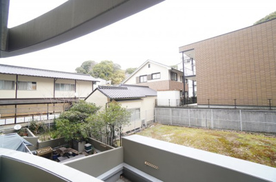 【展望】 | アーバンビュー比治山 | 【眺望】
都会に居ながらにして、比治山の自然が感じられる広めのバルコニーです。
四季の移ろい・爽やかな青空や風を感じられ
毎日の暮らしに余裕を感じさせてくれます。