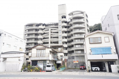 【外観】 | アーバンビュー比治山 | 【耐震性】
耐震性の高さを判断するポイントは、
建築確認申請日が1981年6月1日以降の
新耐震基準に適合しているかどうか。
震度６程度の大地震でも
建物が崩壊しないレベルが基準になりました。
