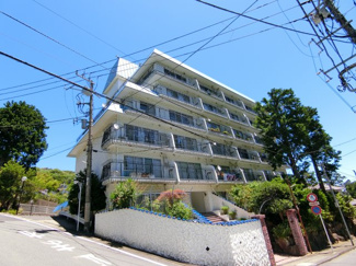 【外観】 | 別荘や保養所が点在する閑静な住宅街に建つマンションです