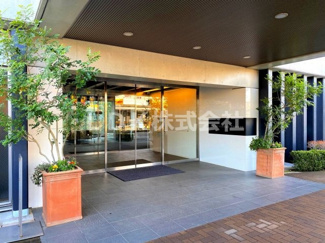 【エントランス】 | 同乗者の方が駐車場まで足を運ばなくても乗り降りできるようにホテルのような車寄せが設けられてます。