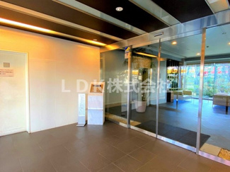 【エントランス】 | プライバシーと安全を守るオートロックシステムを採用。