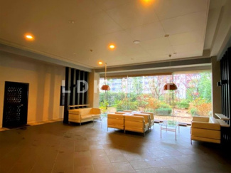 【エントランス】 | 四季折々の自然を感じられる「ピクチャーウィンドウ」が広がります。