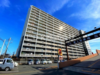 【外観】 | 総戸数221戸のビックコニュニティ。熱吸収を抑え見た目にも涼しい外観カラーを採用。四季折々の自然を感じられる「自然のチカラ」と共存する暮らしができる「エコミックスデザイン」物件です。