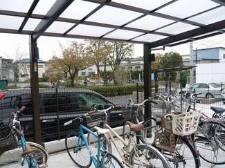 【その他共用部分】 | 屋根付きの駐輪場で雨が降っても大切な自転車が濡れなくてすみますね♪駅から自転車もおすすめです！