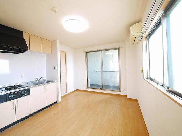 エクセレント天理の居間・リビング|ゆったりとスペースのある洗面所