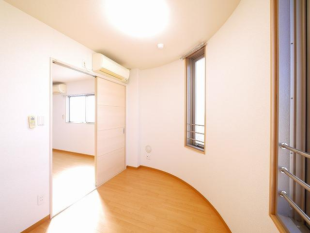 エクセレント天理の寝室|明るい洋室です