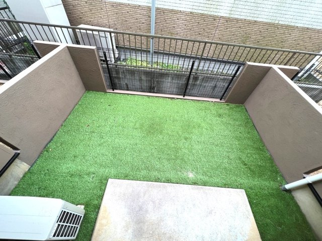 アヴァンティ Bの庭