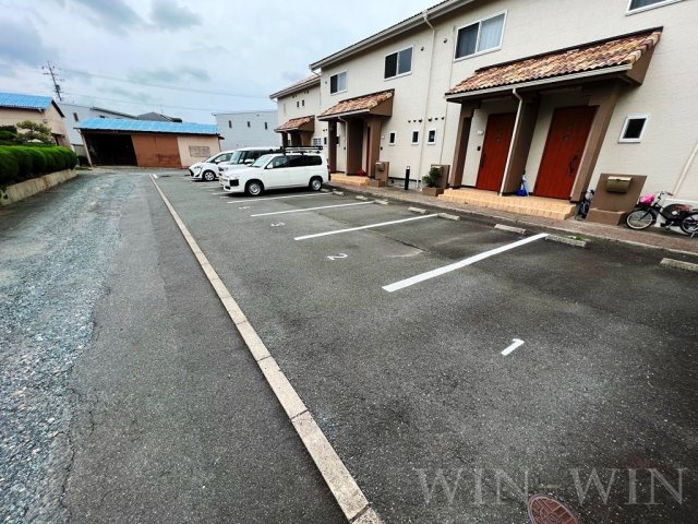 アヴァンティ Bの駐車場