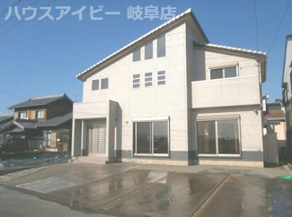 【外観】 | 羽島市上中町　中古住宅　駐車スペース並列4台可能　吹き抜けのあるリビング23帖！全てがゆったりサイズ