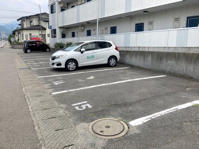 アンジェラの駐車場|駐車場があるので、車を買う予定の方も安心です