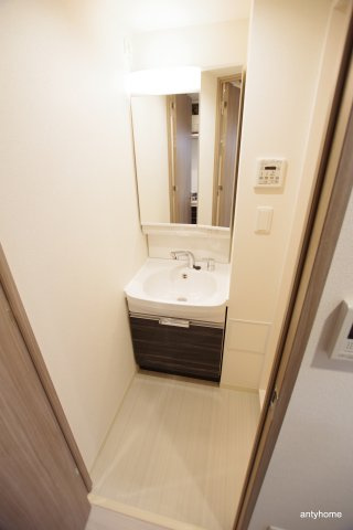 プレサンス天神橋筋六丁目ヴォワール　仲介手数料無料の洗面所