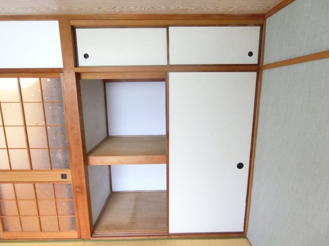 野作町貸家の収納