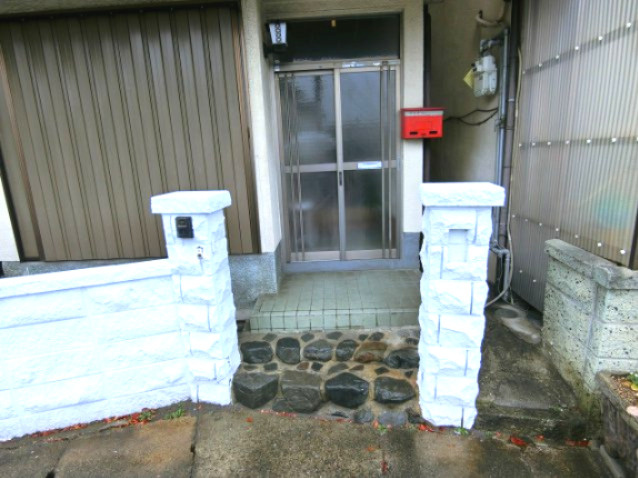 野作町貸家のエントランス