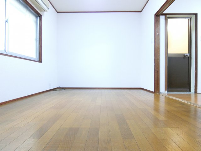 野作町貸家の洋室