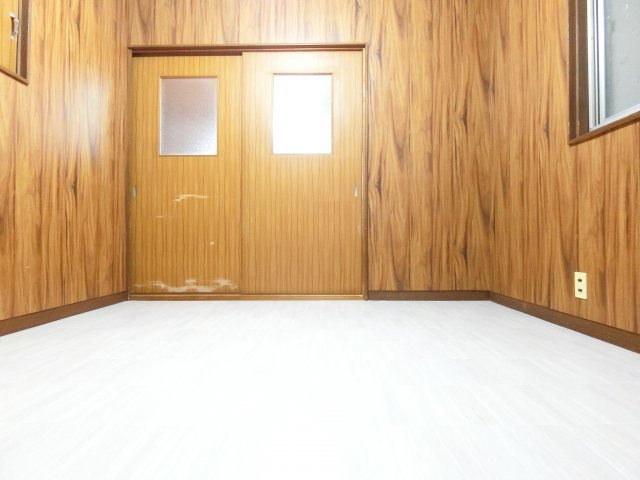 野作町貸家の洋室