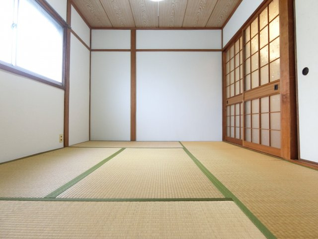 野作町貸家の寝室