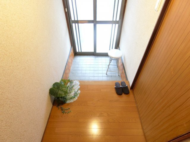 野作町貸家の玄関