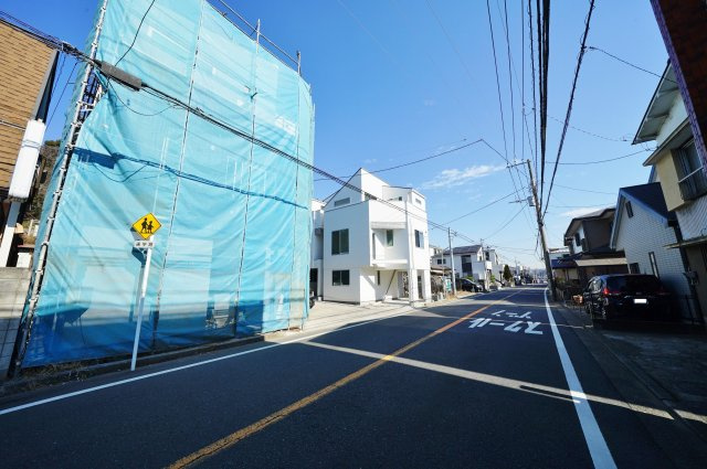 保土ヶ谷駅から平坦のデザイナーズ住宅！全棟ＬＤＫ１９帖以上♪保土ヶ谷区保土ヶ谷町２丁目　新築戸建ての前面道路含む現地写真