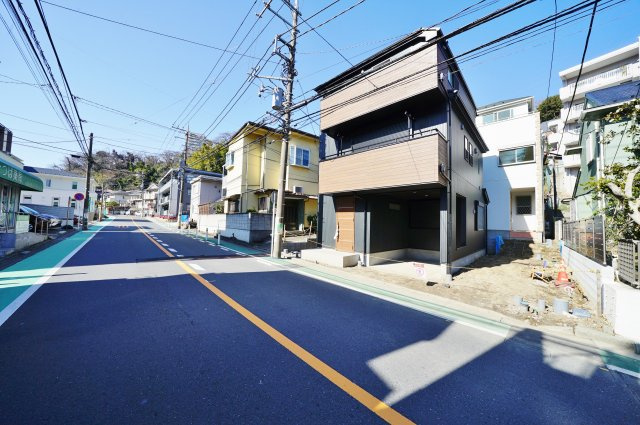 星川駅から平坦徒歩５分！生活施設が整った住環境♪保土ヶ谷区星川１丁目　全２棟新築戸建ての前面道路含む現地写真