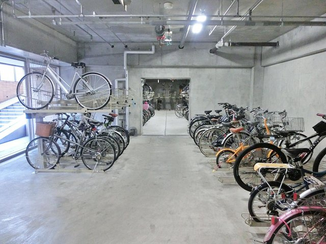 ローレルタワー難波の駐車場