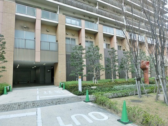 ローレルタワー難波の駐車場