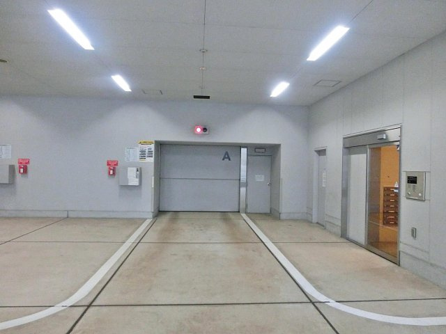 ローレルタワー難波の駐車場