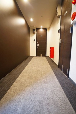 【その他共用部分】 | ノース　ユニヴェール | タイルカーペット敷の共用廊下です