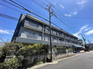 【外観】 | 「武蔵新城」駅・「宮前平」駅にアクセス可能な最寄りバス停まで徒歩3分！鉄筋コンクリートの3階建てマンションです！