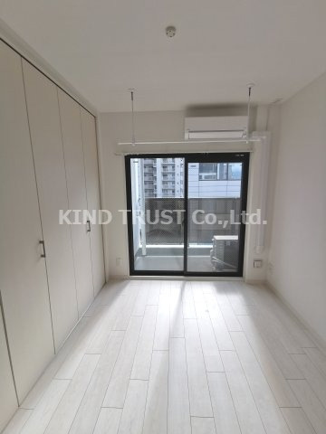 モダンアパートメント梅田NORTHの居間・リビング|こちらの居間で趣味の時間をお楽しみください