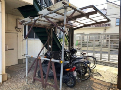 【その他共用部分】 | 吉沢第二ビル | 屋根付きの駐輪場で雨が降っても大切な自転車が濡れなくてすみますね♪荷物が重いときに自転車があれば助かりますね！