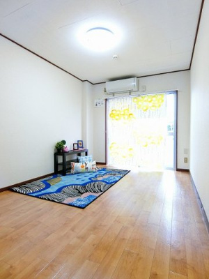 【洋室】 | 吉沢第二ビル | 南西向き洋室6帖☆バルコニーに繋がるお部屋は陽当り良好♪エアコン付きで1年中快適に過ごせますね☆