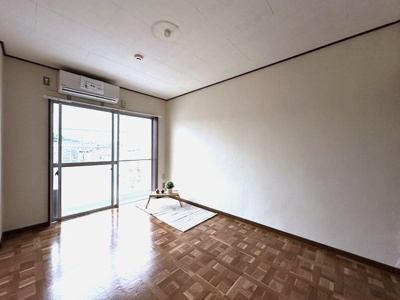 【洋室】 | 吉沢第二ビル | 南西向き洋室6帖☆バルコニーに繋がるお部屋は陽当り良好♪エアコン付きで1年中快適に過ごせますね☆