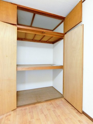 【収納】 | 吉沢第二ビル | 洋室6帖のお部屋にある収納スペースです！奥行きのある収納スペースで荷物もたっぷり収納出来ますね♪