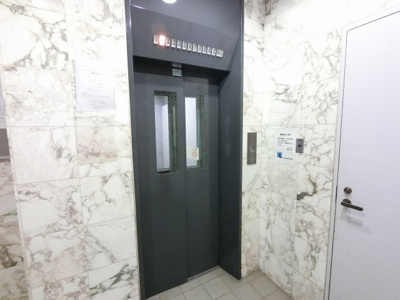 【その他共用部分】 | リブゼ横浜南参番館 | お買い物時やベビーカーの出し入れに便利なエレベーター付です。