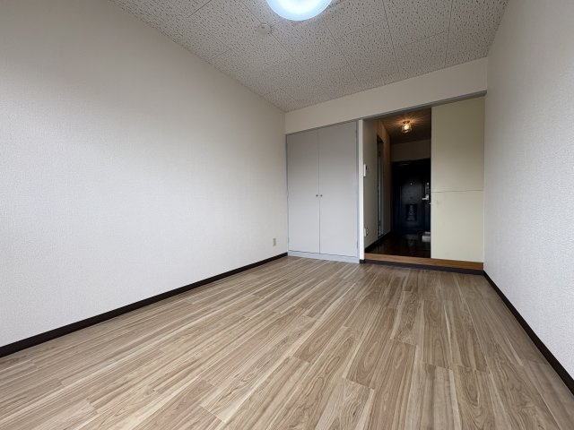 マンション白龍の居間・リビング|最上階南向き。1Gbps高速ネット無料で陽当り良好な洋室